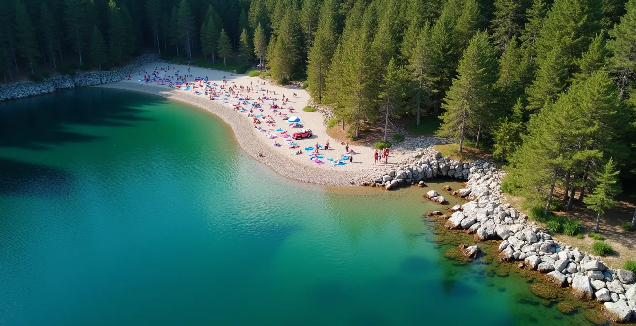 Vue aérienne d'un lac de montagne montrant les zones calmes et les zones animées